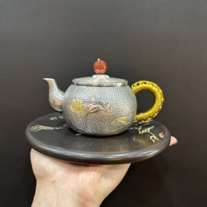 ấm bạc pha trà 999 nguyên chất hoa sen thủ công đẹp 250ml làm trà ngon hơn.