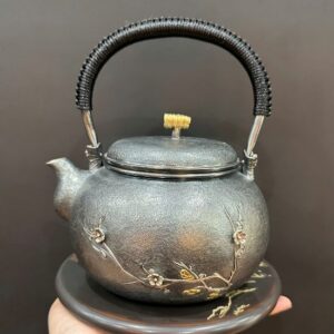 ấm đun nước pha trà bằng bạc 999 nguyên chất hoa đào đẹp 1,1L gò tay thủ công cực đẹp.