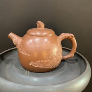 Ấm trà tử sa dáng chuông gốc tùng khắc sơn thủy hỏa biến 250ml pha trà ngon.