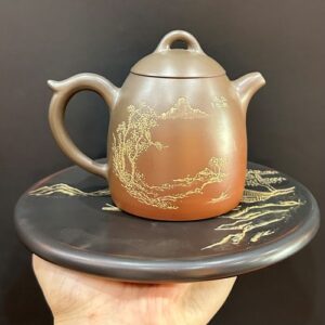 Ấm trà tần quyền tử sa nê hưng khắc sơn thủy 240ml pha trà ngon công năng tốt.