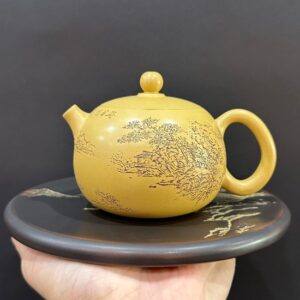 Ấm tử sa nê hưng tây thi khắc sơn thủy cao cấp 230ml màu vàng đẹp pha trà ngon.