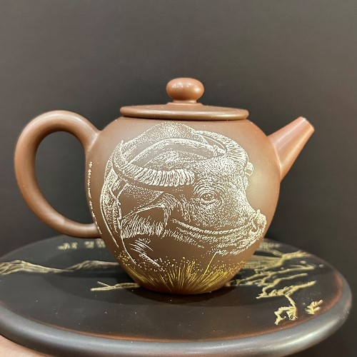 Ấm tử sa nê hưng hỏa biến Trâu 3D chữ đề Đảm Đương 250ml pha trà cực ngon.