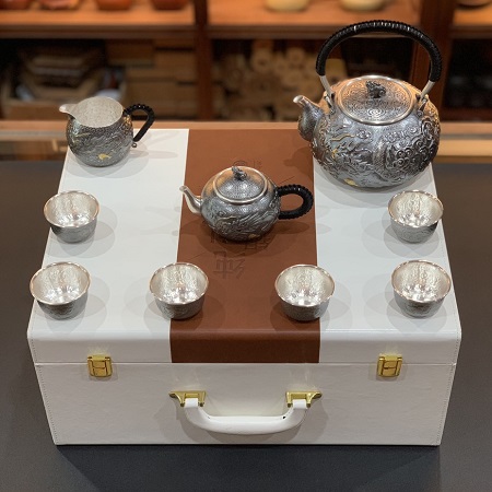 Bộ ấm trà bạc nguyên chất 999 rồng vàng gò tay thủ công đẹp nhiều món pha trà ngon