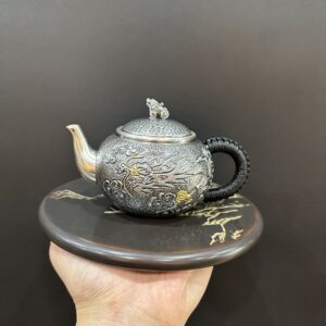 Ấm bạc pha trà nguyên chất 999 gò thủ công họa tiết rồng 250ml làm quà tặng sang trọng.