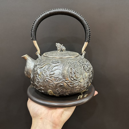 Ấm bạc đun nước pha trà dáng Tetsubin gò tay thủ công họa tiết rồng đẹp 1,4L 735g