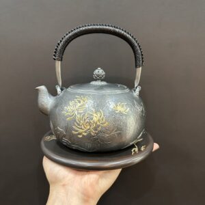 Ấm đun nước pha trà bạc nguyên chất gò tay thủ công họa tiết hoa cúc vàng đẹp 1,2L