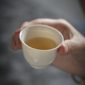 Chén sứ bạch định cỡ nhỏ làm ly uông trà cảnh đức 40ml rõ màu trà.