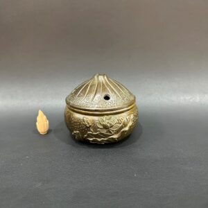 Lư đồng xông trầm hương dáng búp sen bằng đồng nguyên chất cao cấp .