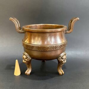 Lư đốt trầm hương dáng đỉnh bằng đồng đỏ cao cấp 3 chân 984g 12x9cm.