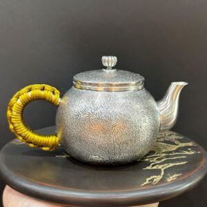 Ấm pha trà bạc nguyên chất 999 gò tay thủ công khắc trúc cao cấp 240ml pha trà ngon.