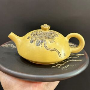 Ấm trà bán nguyệt thủ công khắc sen đẹp màu vàng tinh xảo 200ml pha trà ngon.