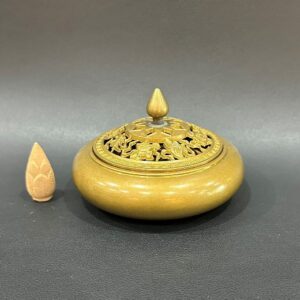 Lư xông trầm hương bằng đồng vàng nguyên chất dáng thấp chóp nhọn đẹp 580g LD46.