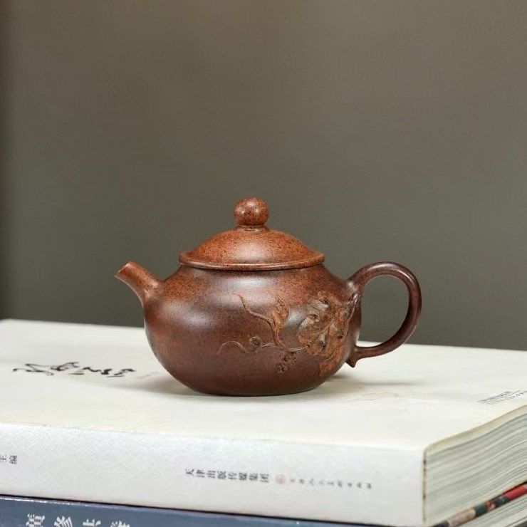 Am Tu Sa Hoa Bien Cu Nguyen Khoang Dang Non La Khac Tung 150ml ATS160 (1) Ấm Tử Sa Hoả Biến Cũ Dáng Nón Lá Khắc Cây Nho 150ml ATS160