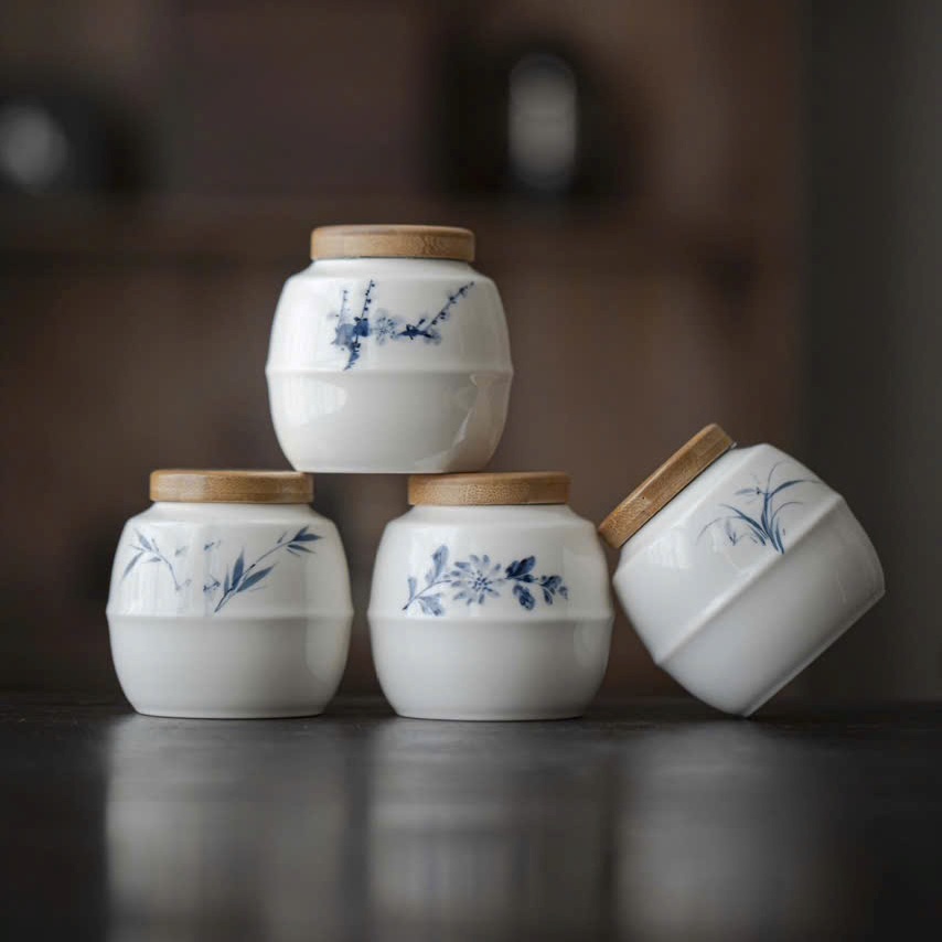 Hũ Trà Sứ Nắp Tre Mai Lan Cúc Trúc 240ml HT15 Lọ đựng trà cỡ nhỏ bằng sứ nắp tre đẹp mai lan cúc trúc 240ml HT15.