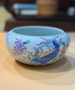 Thuyền trà dưỡng ấm sứ Cảnh Đức "Cửu sắc lý ngư" men ngũ thái cao cấp 10.5x15x7 - TT31