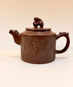 Ấm Nê Hưng Đức Trung Đỏ Nghê Toạ Đỉnh Sơn Thuỷ 280ml AKC248
